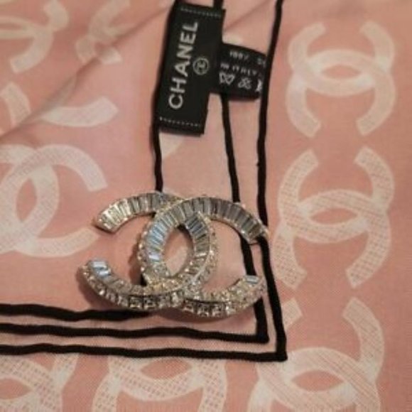 SOLD NEW AUTHENTIC Large CHANEL CC Logo Crystal Silver Classic PIN BROOCH (F21V) - Picture 12 of 12